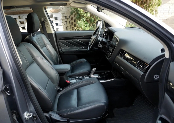 Mitsubishi Outlander cena 99500 przebieg: 114850, rok produkcji 2017 z Jordanów małe 529
